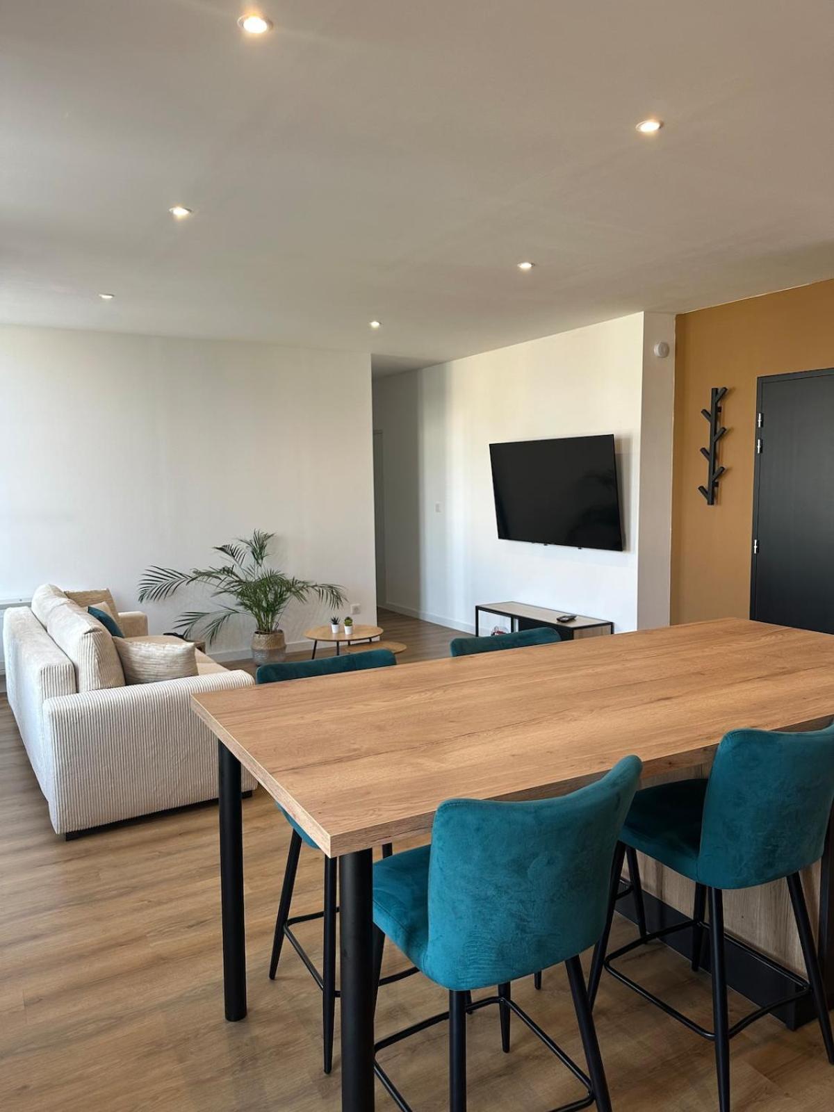 Appartement De La Gare Remiremont Bagian luar foto